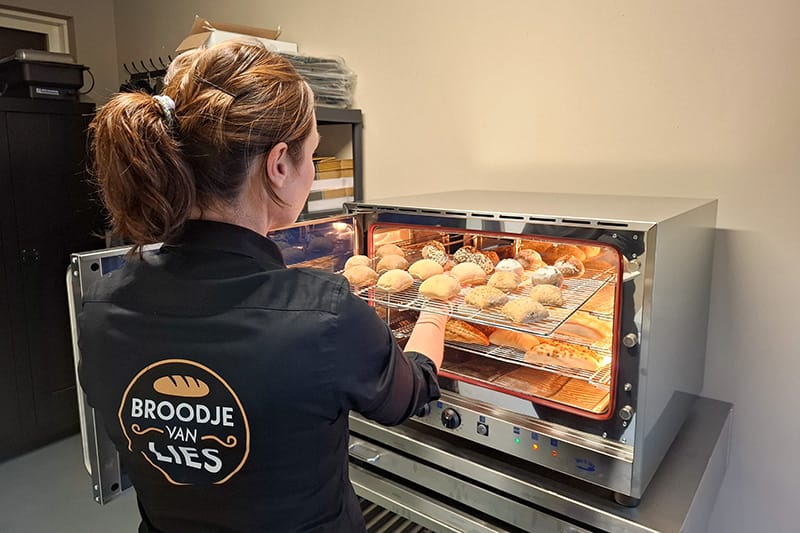 Vers afgebakken broodjes in de oven - Broodje van Lies
